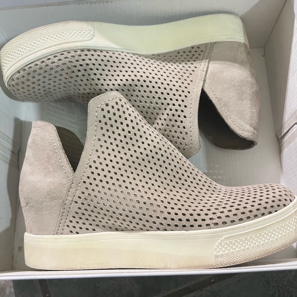 Steve Madden taupe “WRATH” ankle type boots .Size 8